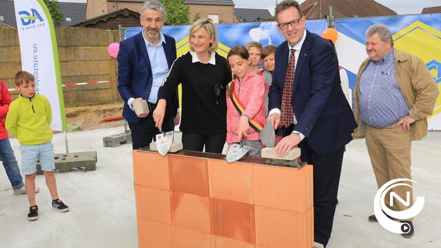 Minister Crevits legt eerste steen nieuwbouw basisschool Gierle : investering €7 miljoen