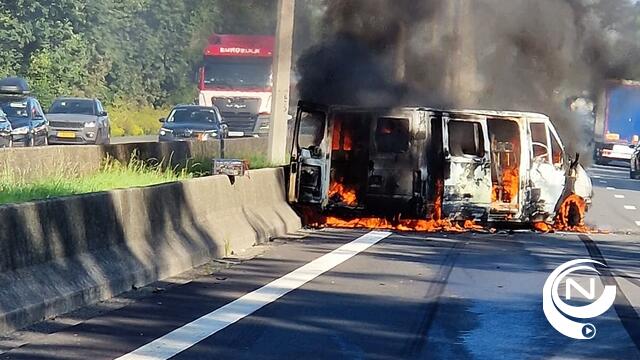 E313 : bestelwagen brandt uit bij ongeval ter hoogte van Geel - extra foto's