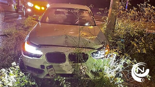 E313 : auto gaat over vangrail ter hoogte Grobbendonk, bestuurder gewond naar ziekenhuis