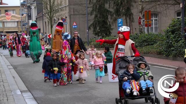 Fleurige 'gekke week' Carnavalstoet (W)Onderwijs in centrum Keizerstad - extra foto's