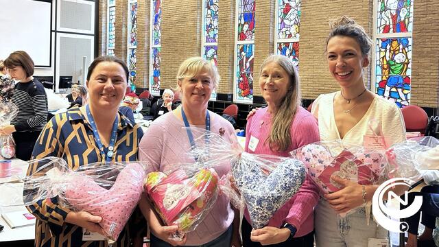 Vrijwilligers maken kussentjes voor borstkankerpatiënten op GZA Ziekenhuizen campus Sint-Augustinus