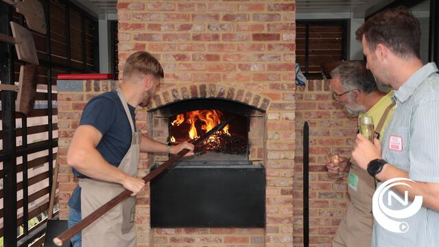 Molen In Stormen Sterk met Bakhuis Vollenbak : "In unieke houtgestookte oven naast brood ook pizza’s bakken" -  extra foto's