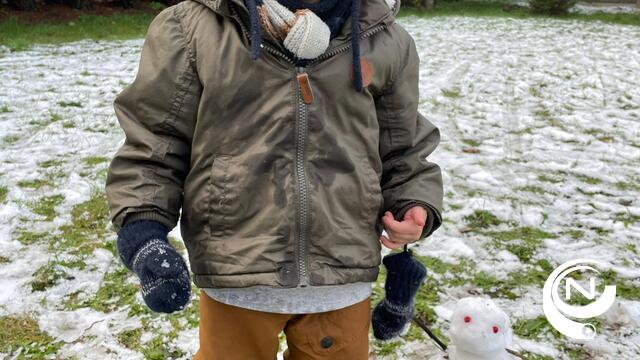 Agentschap Wegen en Verkeer waarschuwt voor gladde wegen, sneeuw aangekomen in centrum van het land