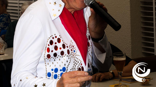 ‘Zingende Facteur’ schittert als Elvis en Eddy Wally op terras De Pot van Keizer Karel 