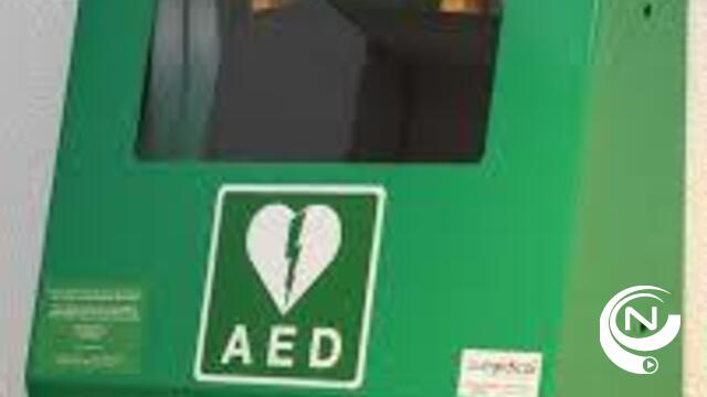 AED-toestel in gemeentelijke sporthallen Achterbos en Rauw
