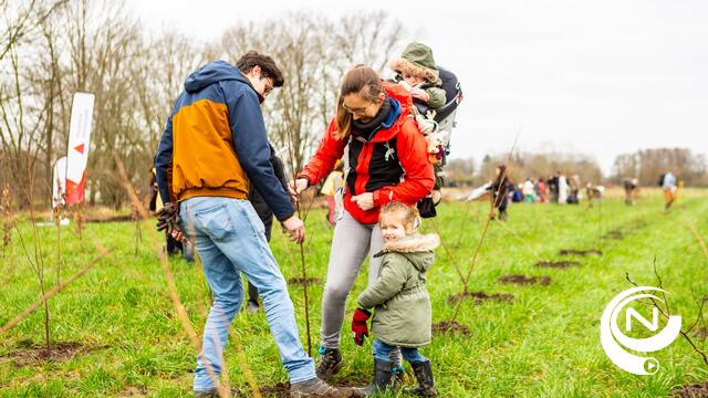 Heistse buurtbewoners en Jeugdvakanties Duinen-Heide planten nieuw bos van 1,6 hectare aan De Averegten