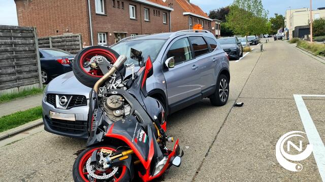 Motorrijder (28) botst tegen personenwagen in Bergenstraat Herentals : 1 lichtgewonde