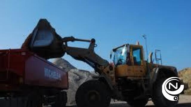 Arbeider rijdt met bulldozer in op collega's van stakerspost bij Michiels Booischot 