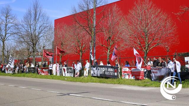 Bite Back voert extra protestactie aan poort slachthuis Vanlommel Olen