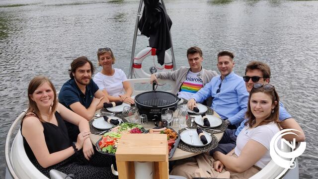 Boat BQ knalt vol gastronomie & fun nu op vijver Sport Vlaanderen : romantisch dineren met Smaakmakers
