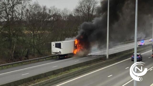 E313 : vrachtwagen vol bananen uitgebrand aan Herentals-Oost Olen