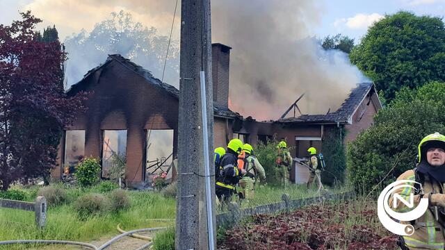 Uitslaande brand verwoest woning in Wilgenlaan Vorselaar, geen gewonden - vid live - UPDATE
