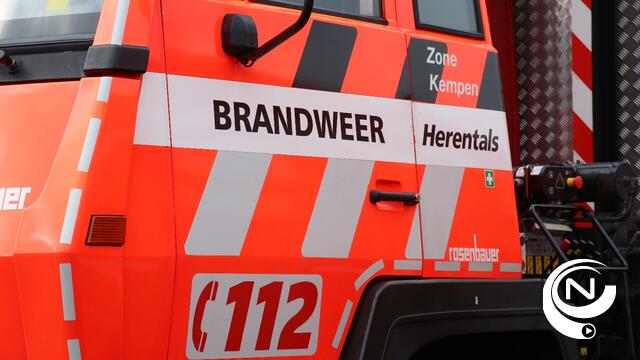 Brand verwoest chalet in Van Gansenstraat