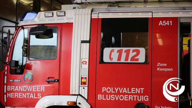 Vlammen uit vuurkorf zetten caravan in brand 