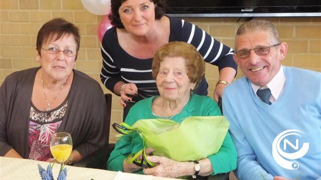 Bloemen voor 100-jarige Margriet Van Obbergen in WZC Bremdael