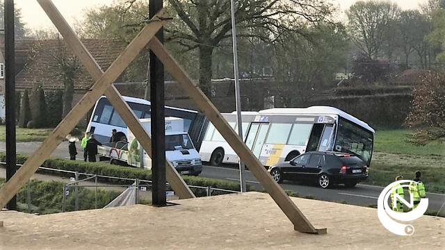 Bus De Lijn rijdt in gracht aan Sassenhout, geen gewonden