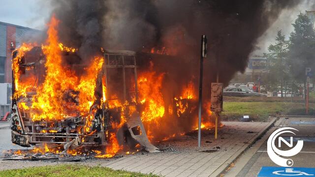 Autobus De Lijn brandt volledig uit aan parking Olen Shopping Park