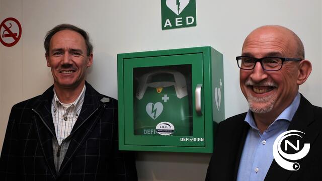 Volvo Van Houdt Kempen installeert AED-toestel