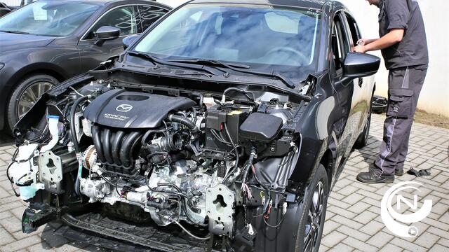 Dieven ontmantelen nagelnieuwe Mazda2 bij garage Luyten & Zn