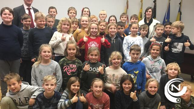 Leerlingen van basisschool De Parel in Lichtaart bezoeken het gemeentehuis