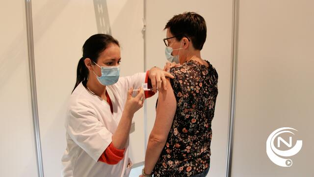 Zorgverleners krijgen eerste spuitje in vaccinatiecentrum De Waai