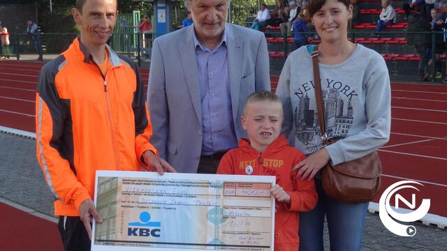 ACH : 8-jarige Gijs bezorgt Duchenne Parents Project cheque 400 euro 