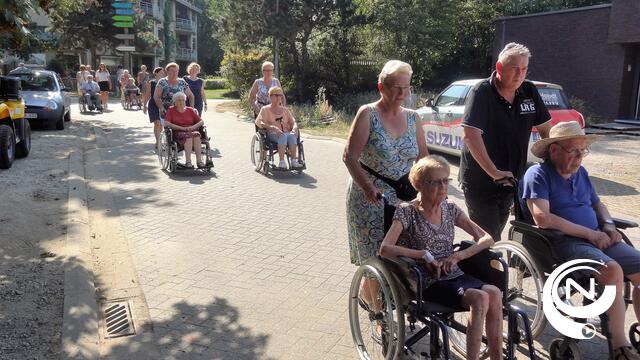 Bejaarden wandelen voetgangerscirkel in Olen-Centrum in 