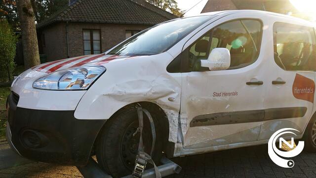 Stedelijk voertuig betrokken bij zwaar ongeval op Poederleeseweg-Holle Weg