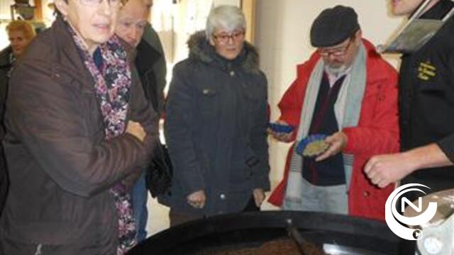 32 Senioren op bezoek bij de koffiebranderij Van Goeden Huize