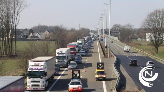 E313 : volgende 2 weekends herstelling scheuren wegdek Herentals-Industriezone richting Hasselt