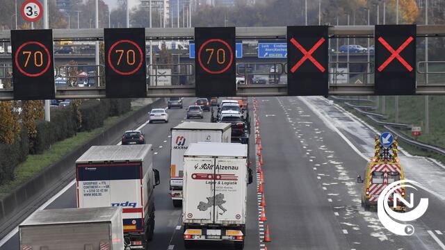 E313 afgesloten door brokstukken van brug Ranst op snelweg