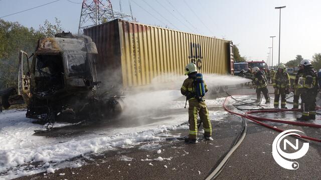  E313 volledig afgesloten in Massenhoven door brandende vrachtwagen - update