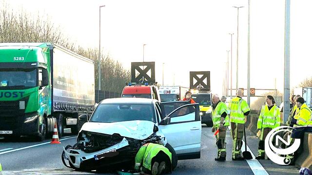 E313 - ongeval met 3 wagens aan Herentals-Oost Olen : 1 gewonde - extra foto's