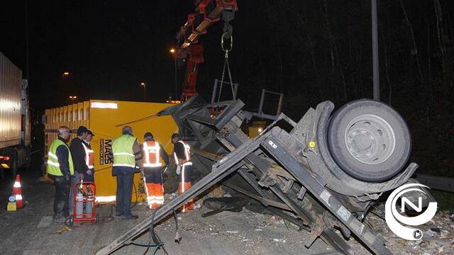 E313 : spectaculair ongeval Geel-Oost, lading bouwafval verspert snelweg