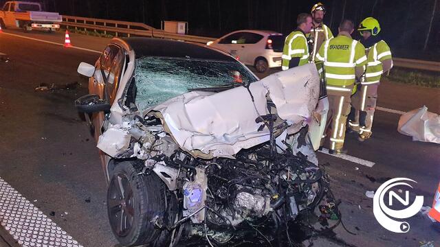 E313 : zwaar ongeval Grobbendonk, autobestuurder zwaargewond na crash met 2 vrachtwagens - extra foto's
