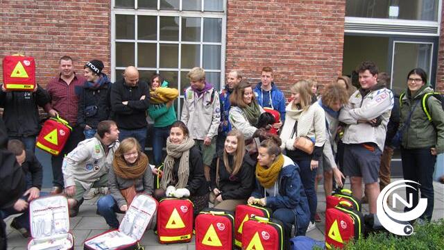 Gemeentebestuur schenkt jeugdverenigingen EHBO-rugzak als vroeg sinterklaasgeschenk