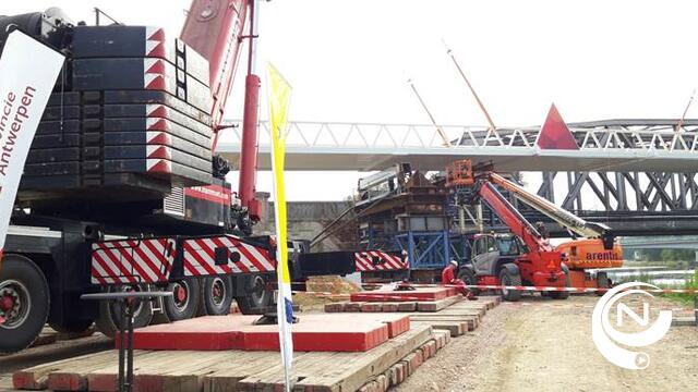 100 meter lange fietsbrug over kanaal Bocholt-Herentals geleverd met boten (2)