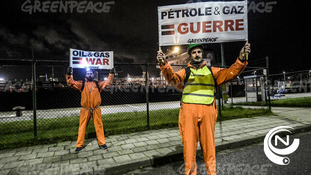 Greenpeace blokkeert tanker met Russische olie in haven Antwerpen. "Waar blijft noodplan voor minder olie- en gasverbruik?"