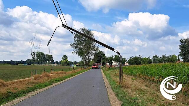 Verlichtingspaal op Heikant breekt af, politie Neteland onderzoekt vluchtmisdrijf