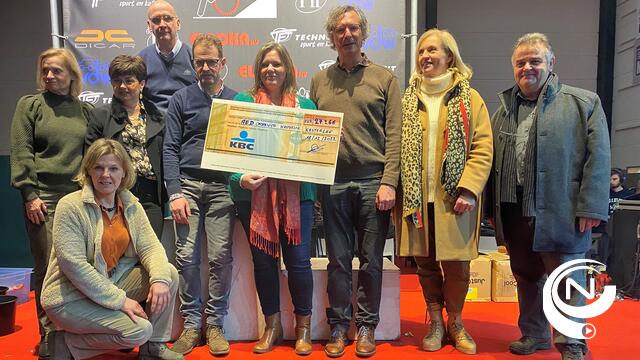 ‘Hel van Kasterlee’ schenkt  AED-toestellen aan Kastelse scholen :  cheque van €27.266 
