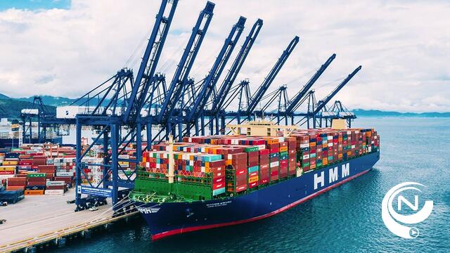 Nieuwste grootste containerschip ter wereld HMM Algeciras op weg naar Rotterdam