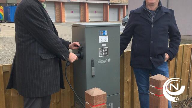 Eerste nieuwe publieke laadpaal voor elektrische wagens in Herenthout in gebruik genomen