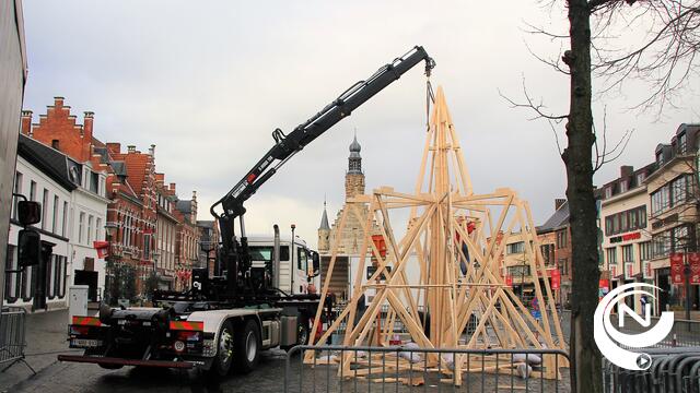 'Grootste & Warmste Kerstboom in België' in opbouw op Grote Markt Herentals 