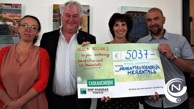Cheque €5.037 benefietconcert Della Bossiers voor Dementievriendelijk Herentals