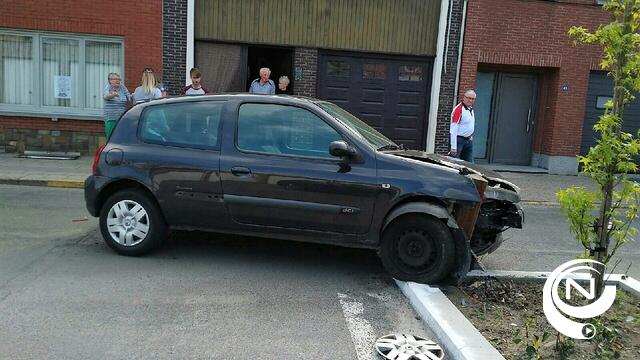 Auto rijdt tegen bloembak in Wuytsbergen : geen gewonden