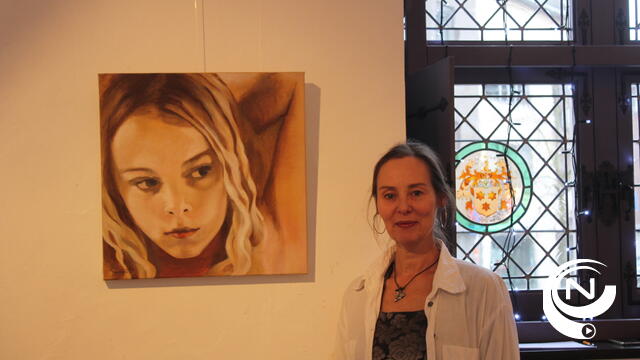 Helga Renders stelt schilderwerken en keramiek tentoon in Lakenhal