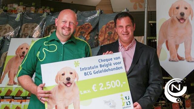 Intratuin overhandigt cheque €2.500 euro aan vzw Belgisch Centrum Geleidehonden (BCG)