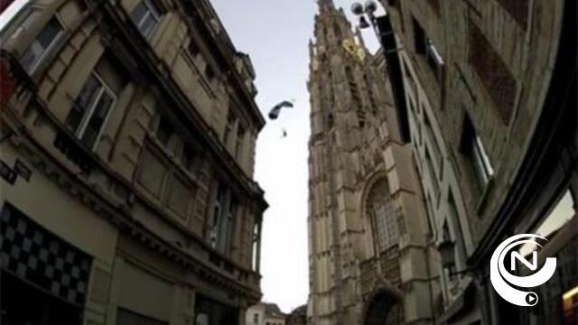 Basejumper Johan Vervoort sprong 1 jaar geleden van kathedraal in Antwerpen en riskeert vervolging 