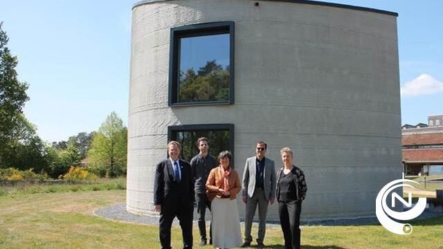 Duitse ambassadeur bezoekt Kamp C uit interesse voor 3D-printen in de bouw