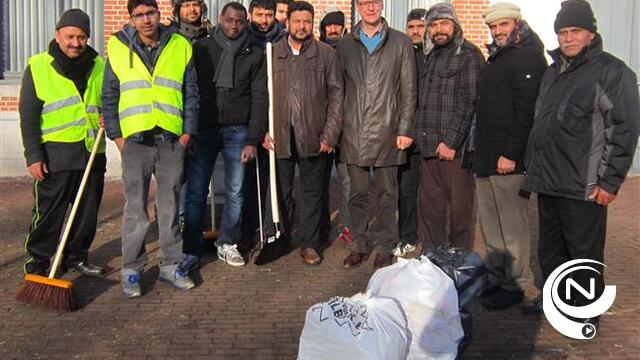 Vrijwilligers Ahmadiyya moslimgemeenschap vegen dorpsplein weer schoon